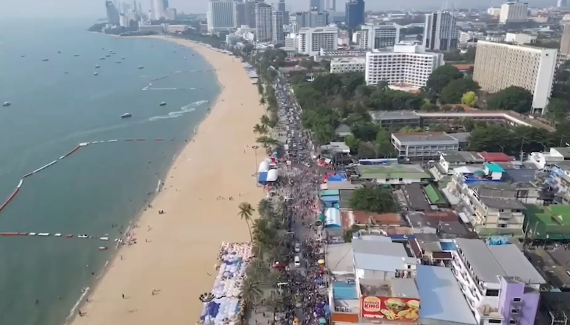 วันไหลพัทยา 2566 ส่องบรรยากาศประชาชนแห่เล่นน้ำชุ่มฉ่ำทั้งเมือง!
