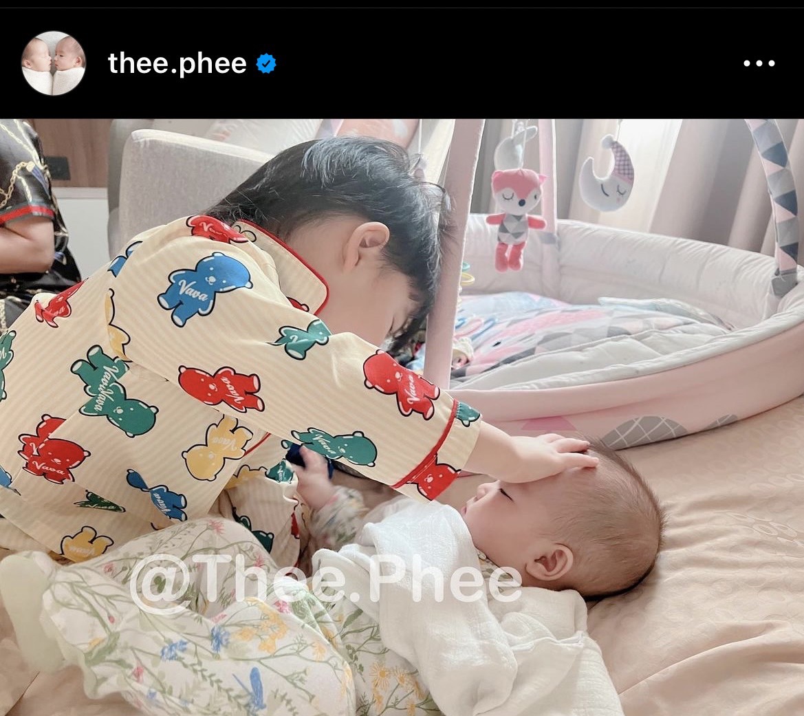 น่ารักไม่ไหว น้องพีร์ ป้อนนม น้องอัยวา ขณะที่มืออีกข้างป้อนตัวเอง เอ็นดูสุด!