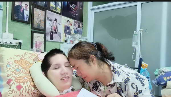 คุณแม่ อ๊อฟ ธนกฤต ร่ำไห้! คู่กรณีเมาแล้วขับ หลบหนีคำสั่งศาล ไร้การเยียวยา คุณแม่ อ๊อฟ ธนกฤต ร่ำไห้! คู่กรณีเมาแล้วขับ หลบหนีคำสั่งศาล ไร้การเยียวยา