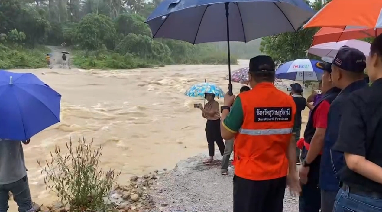 เปิดภาพน้ำป่าทะลัก อ.กาญจนดิษฐ์ ท่วมบ้านเรือน 250 หลัง เปิดภาพน้ำป่าทะลัก อ.กาญจนดิษฐ์ ท่วมบ้านเรือน 250 หลัง