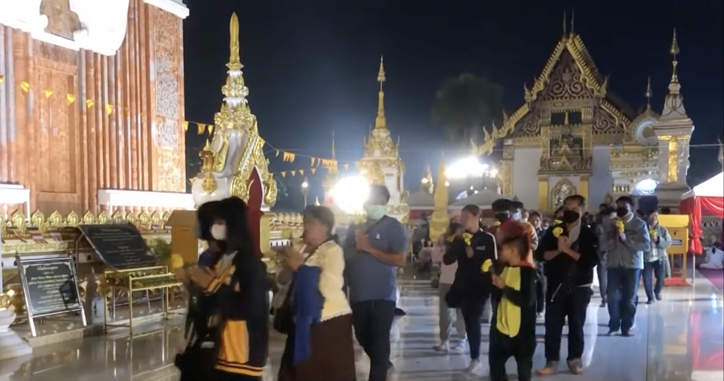 ชาวไทย-ลาว ร่วมเวียนเทียน งานธาตุพนม คืนที่ 3 คึกคัก ชาวไทย-ลาว ร่วมเวียนเทียน งานธาตุพนม คืนที่ 3 คึกคัก