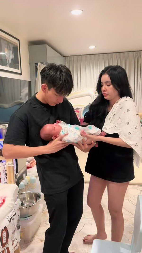 ครูเต้ย อภิวัฒน์ แชร์คลิปใจฟูคู่ ขนม ศศิกานต์ ช่วยกันตัดผมไฟลูกคนเล็ก ครูเต้ย อภิวัฒน์ แชร์คลิปใจฟูคู่ ขนม ศศิกานต์ ช่วยกันตัดผมไฟลูกคนเล็ก