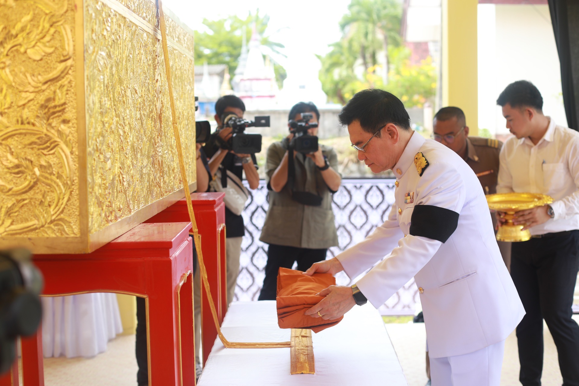 ครอบครัว “ลักษณวิศิษฏ์” น้อมสำนึกพระมหากรุณาธิคุณ พิธีพระราชทานเพลิงศพพ่อ ครอบครัว “ลักษณวิศิษฏ์” น้อมสำนึกพระมหากรุณาธิคุณ พิธีพระราชทานเพลิงศพพ่อ