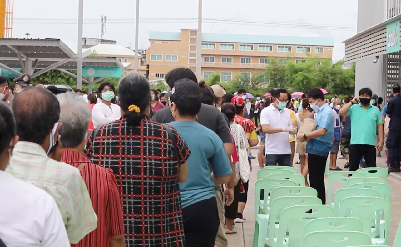 ชาวสมุทรปราการแห่รับบัตรคิว ‘ฉีดวัคซีนไฟเซอร์’ แถวยาวเหยียด