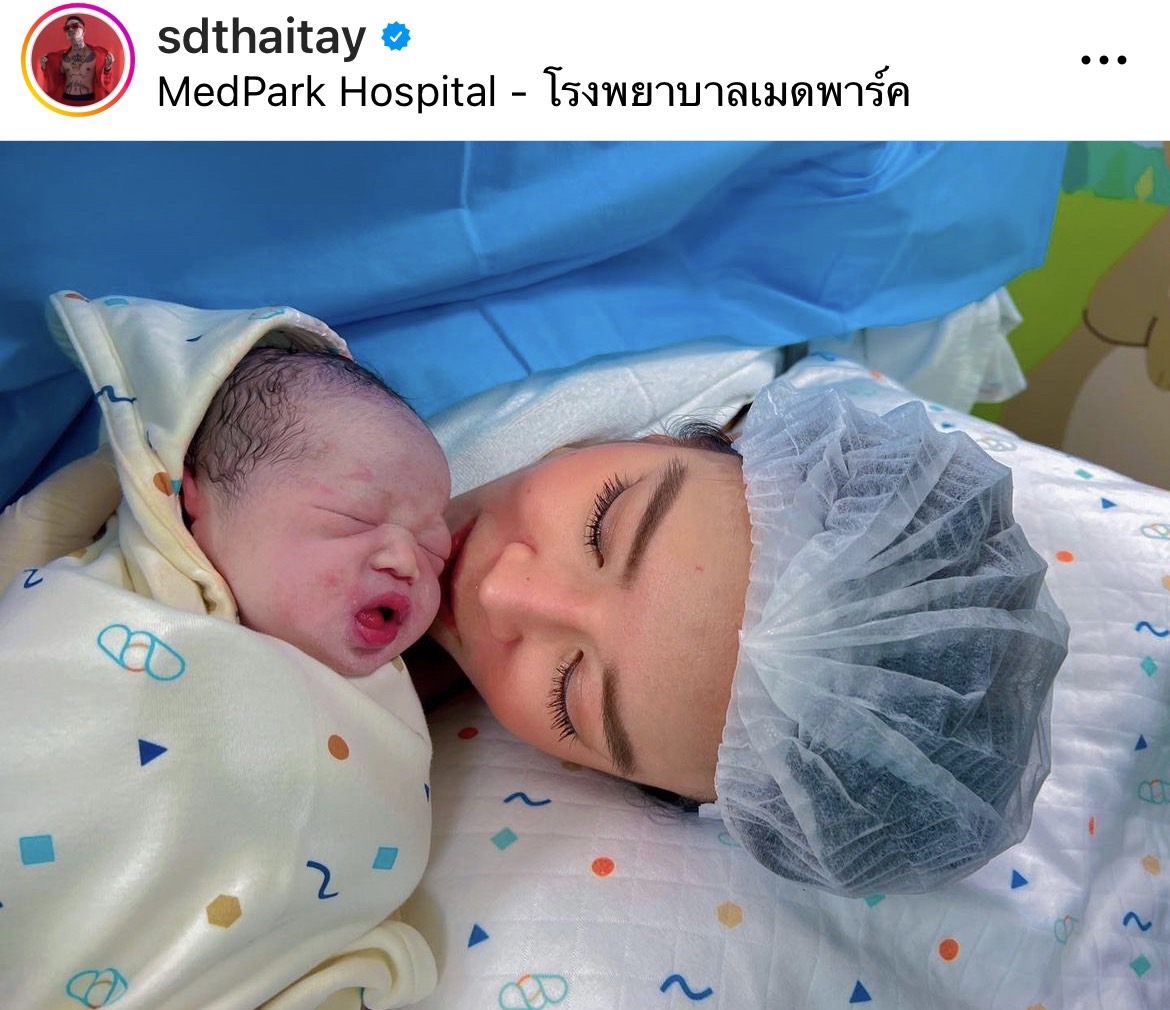 เดย์ ไทยเทเนี่ยม เฮลั่น!! ภรรยาคลอดลูกสาว เดย์ ไทยเทเนี่ยม เฮลั่น!! ภรรยาคลอดลูกสาว