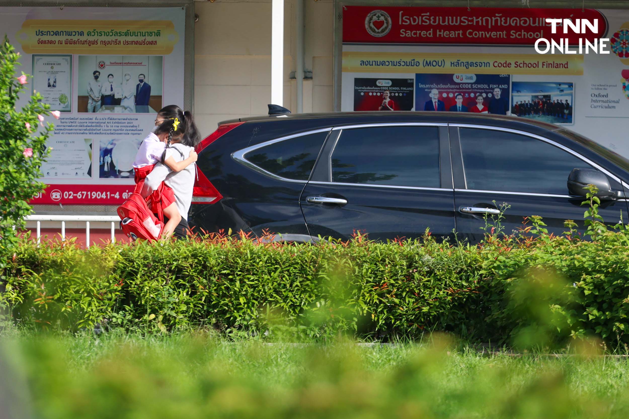 ไว้อาลัยครูเจี๊ยบ ผู้ปกครองร่วมวางดอกไม้เหยื่อลูกหลงยิงกัน ไว้อาลัยครูเจี๊ยบ ผู้ปกครองร่วมวางดอกไม้เหยื่อลูกหลงยิงกัน