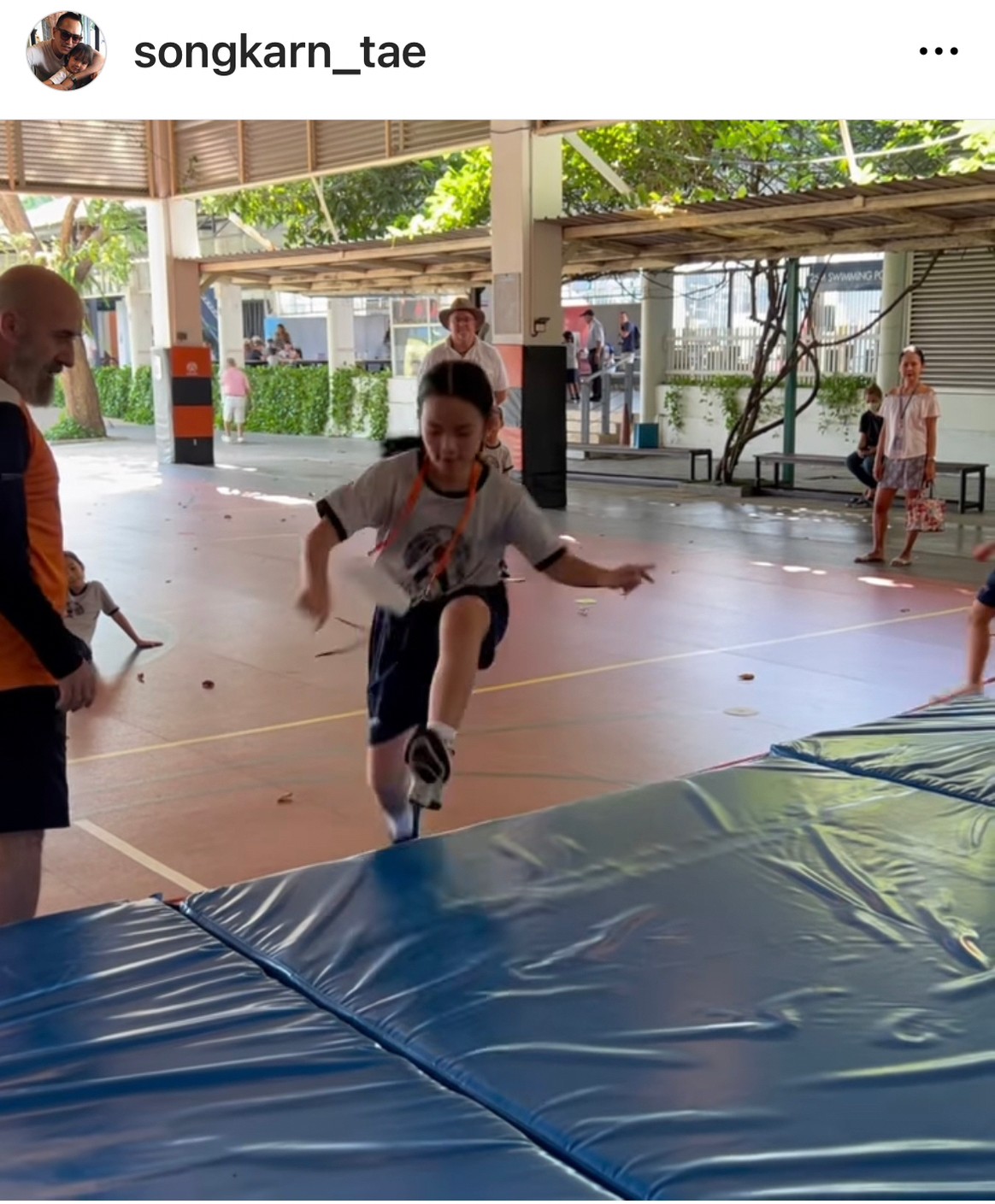 โมเมนต์น่ารัก! สงกรานต์ ตามเชียร์ลูกสาว น้องปีใหม่ ติดขอบสนามงานกีฬาสี โมเมนต์น่ารัก! สงกรานต์ ตามเชียร์ลูกสาว น้องปีใหม่ ติดขอบสนามงานกีฬาสี