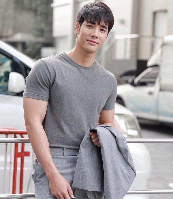 เด่นคุณ - แกรนด์ลงมือทำข้าวกล่อง แจกแคมป์คนงาน 200 กล่อง (มีคลิป) 