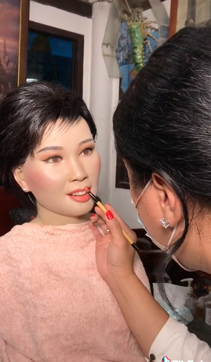 ‘พุ่มพวง ดวงจันทร์’ รำลึก 30 ปี ชาว TikTok แชร์คลิปแต่งหน้า-เปลี่ยนชุดหุ่น สวยราวมีชีวิต ‘พุ่มพวง ดวงจันทร์’ รำลึก 30 ปี ชาว TikTok แชร์คลิปแต่งหน้า-เปลี่ยนชุดหุ่น สวยราวมีชีวิต