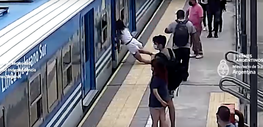 เปิดนาทีระทึก!สาวตกลงไปในช่องชานชาลารถไฟกำลังวิ่ง รอดปาฏิหาริย์ 