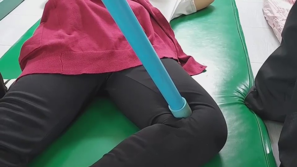 ยุคนี้ต้องเว้นระยะห่าง นวดแผนไทยยุคโควิดใช้ไม้พองแทนมือ ยุคนี้ต้องเว้นระยะห่าง นวดแผนไทยยุคโควิดใช้ไม้พองแทนมือ
