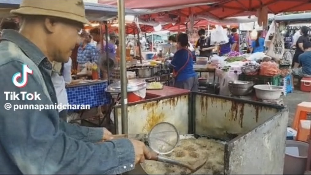 แห่ให้กำลังใจ ไมเคิ่น ตั๋ง ก็อปปี้โชว์ชื่อดัง ขายของในตลาดนัด