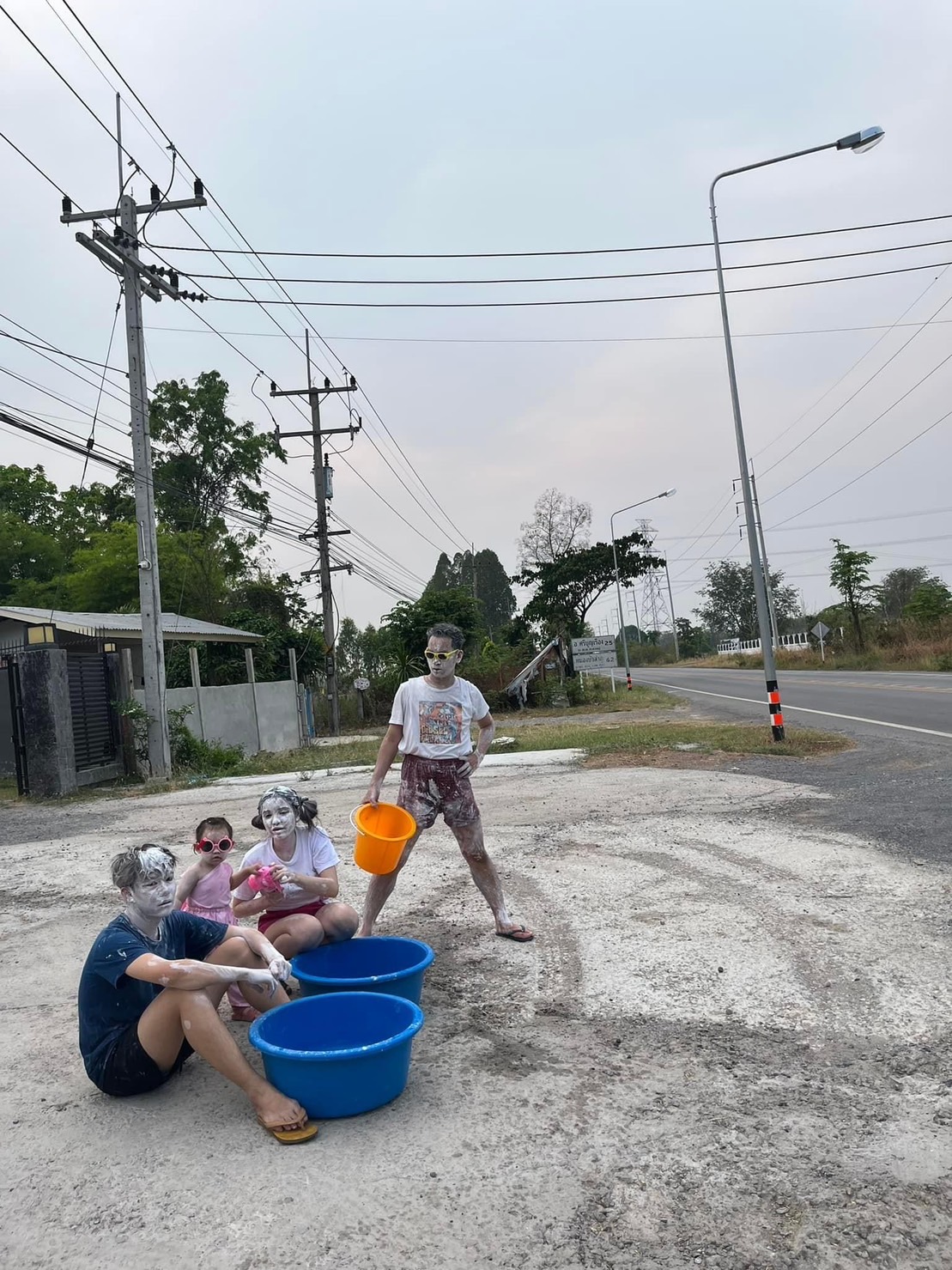 อวดโมเมนต์คนบันเทิงทำกิจกรรม ในวันสงกรานต์ ปี 2566 อวดโมเมนต์คนบันเทิงทำกิจกรรม ในวันสงกรานต์ ปี 2566
