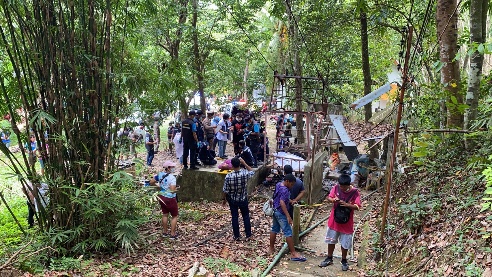 ชาวบ้านขึ้นกระเช้า ร่วมทำบุญสงกรานต์ สลิงขาดร่างร่วงกระแทกพื้น ดับ 2 เจ็บ 3 ชาวบ้านขึ้นกระเช้า ร่วมทำบุญสงกรานต์ สลิงขาดร่างร่วงกระแทกพื้น ดับ 2 เจ็บ 3