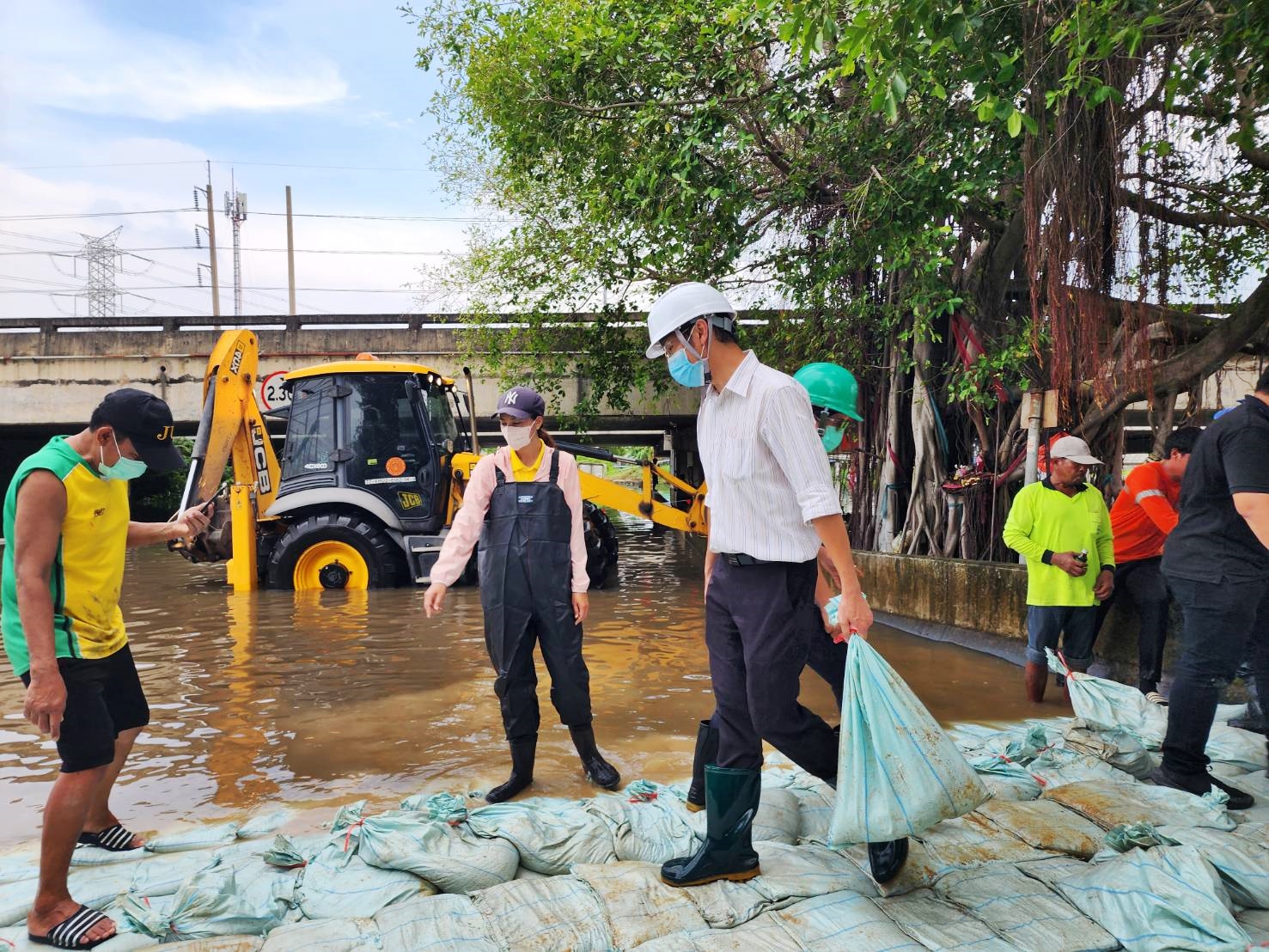 ซีพีเอฟ รุดช่วยชาวชลบุรี-ระยอง-บางนา-มีนบุรี สู้ภัยน้ำท่วม