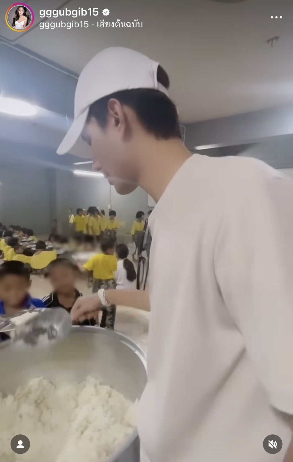 กุ๊บกิ๊บ สุมณทิพย์ ควงสามี บี้ ธรรศภาคย์ ฉลองวันเกิด เลี้ยงอาหารเด็กกำพร้า 700 คน 