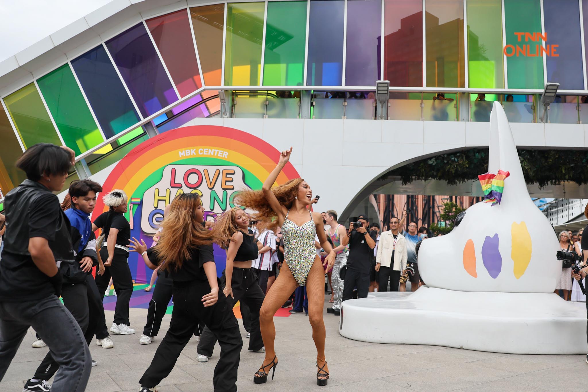 ครั้งแรกกับ DRAG PRIDE แฟชั่นโชว์บน Runway ยาวกว่า 700 เมตร ครั้งแรกกับ DRAG PRIDE แฟชั่นโชว์บน Runway ยาวกว่า 700 เมตร