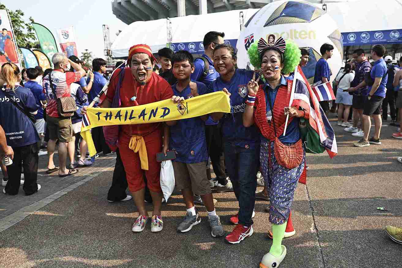 แฟนบอลคึกคัก! แน่นสนามราชมังฯ รอเชียร์ ช้างศึก ดวล เกาหลีใต้