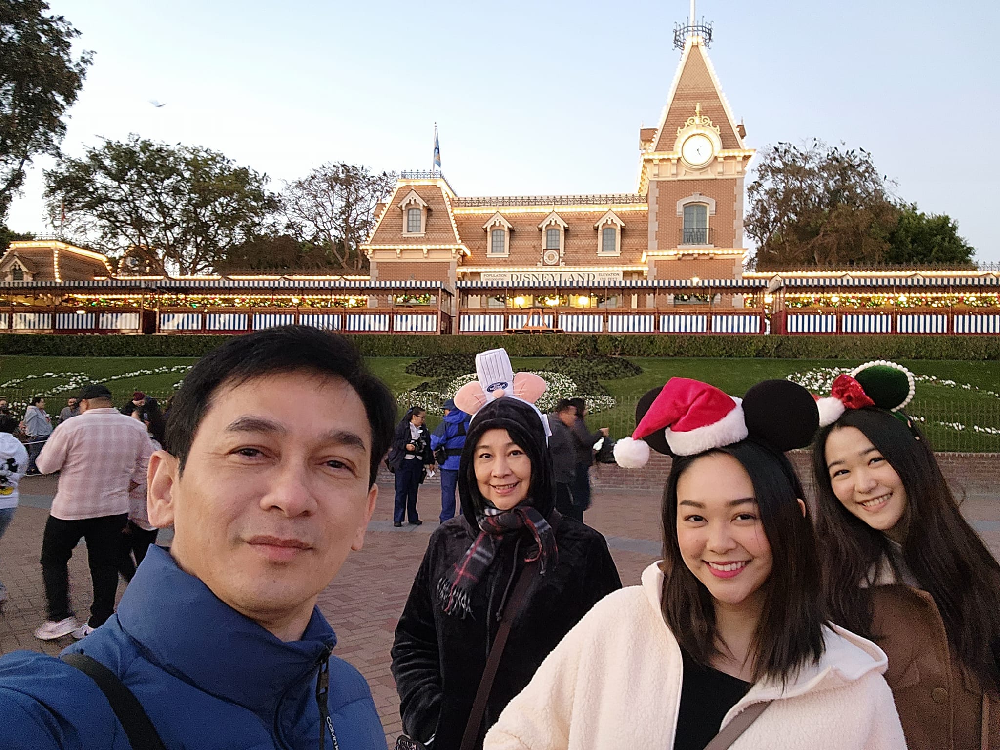 ชมพู ฟรุตตี้ สาดความหวาน ฉลองแต่งงาน 30 ปี หลังมีข่าวคู่รักเซ็นใบหย่า!? ชมพู ฟรุตตี้ สาดความหวาน ฉลองแต่งงาน 30 ปี หลังมีข่าวคู่รักเซ็นใบหย่า!?