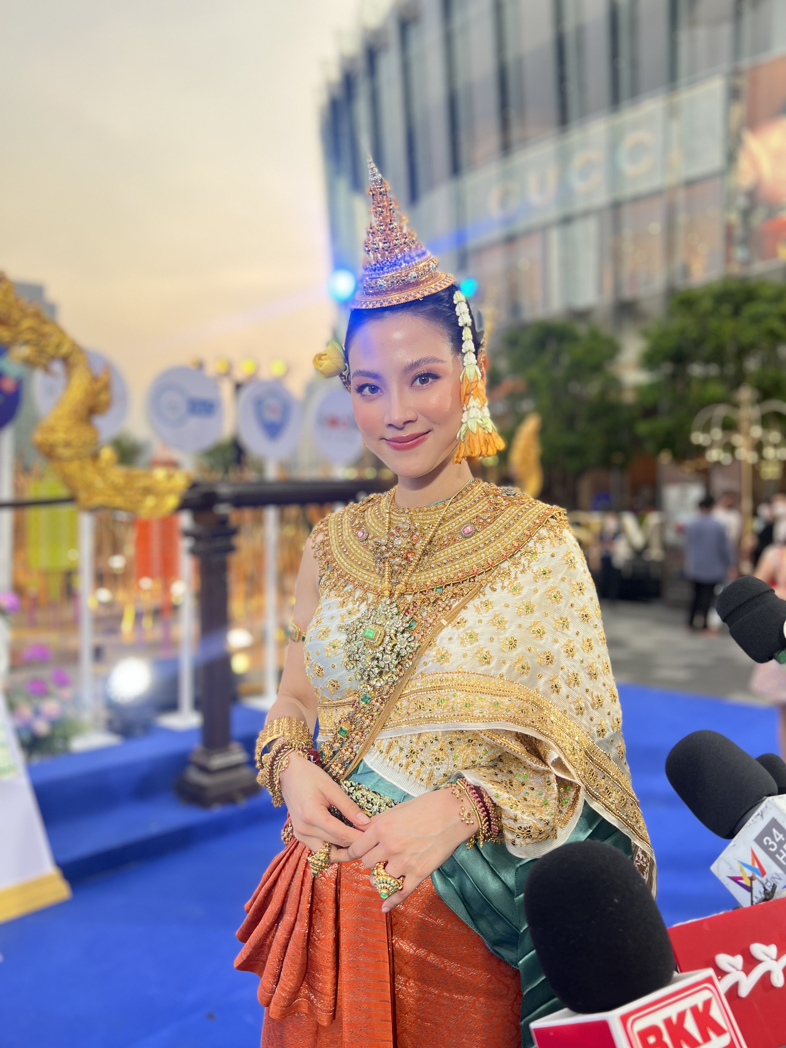 ใบเฟิร์น แปลงโฉมเป็นนางสงกรานต์ นางกิริณีเทวี ใบเฟิร์น แปลงโฉมเป็นนางสงกรานต์ นางกิริณีเทวี