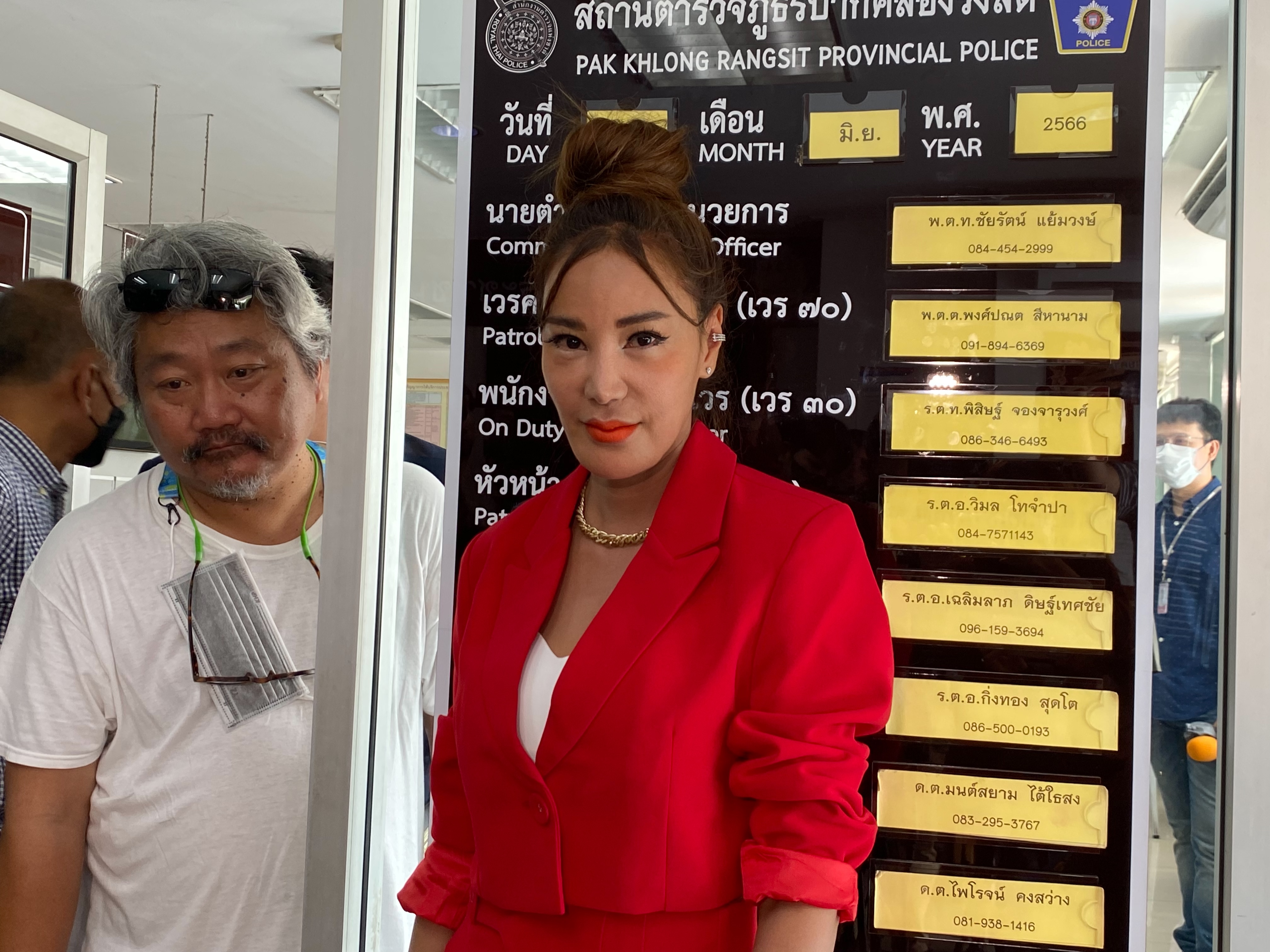 เปิ้ล ไอริณ เดินทางเข้าแจ้งความเอาผิด อดีตผู้จัดการฉกเงินค่าตัว!! เปิ้ล ไอริณ เดินทางเข้าแจ้งความเอาผิด อดีตผู้จัดการฉกเงินค่าตัว!!