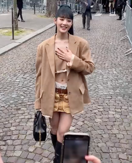 'มินนี่-ต้าเหนิง'!! สวยจึ้งนั่งฟรอนต์โรว์ชมแฟชั่นโชว์ Miu Miu ที่ปารีส 'มินนี่-ต้าเหนิง'!! สวยจึ้งนั่งฟรอนต์โรว์ชมแฟชั่นโชว์ Miu Miu ที่ปารีส