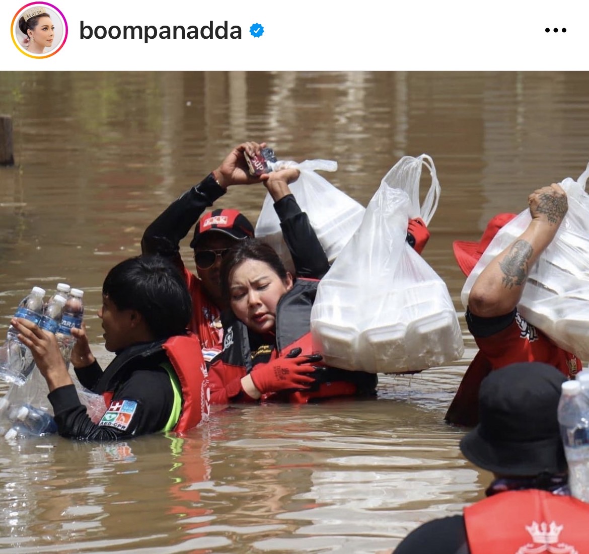 บุ๋ม ปนัดดา ตอกกลับ! หลังเจอชาวเน็ตตั้งคำถาม ช่วยน้ำท่วมสูง ทำไมไม่นั่งเรือ