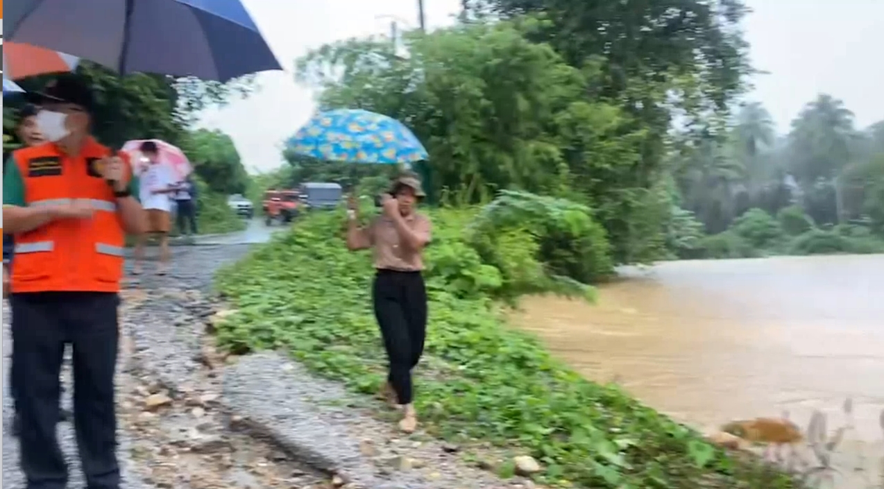 เปิดภาพน้ำป่าทะลัก อ.กาญจนดิษฐ์ ท่วมบ้านเรือน 250 หลัง เปิดภาพน้ำป่าทะลัก อ.กาญจนดิษฐ์ ท่วมบ้านเรือน 250 หลัง