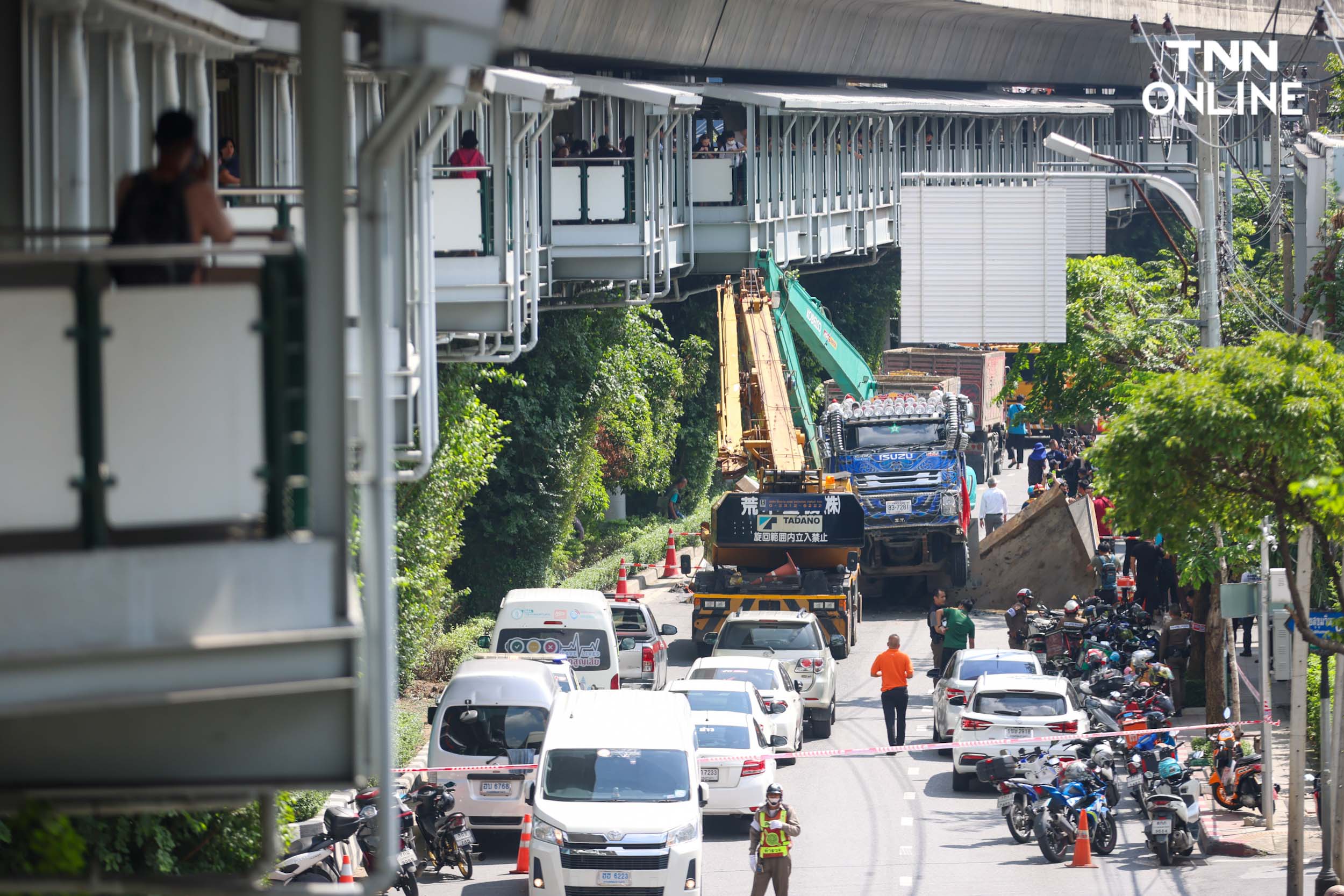 ถนนสุขุมวิททรุดตัว เจ้าหน้าที่เร่งยกรถบรรทุกออกจากหลุม ถนนสุขุมวิททรุดตัว เจ้าหน้าที่เร่งยกรถบรรทุกออกจากหลุม