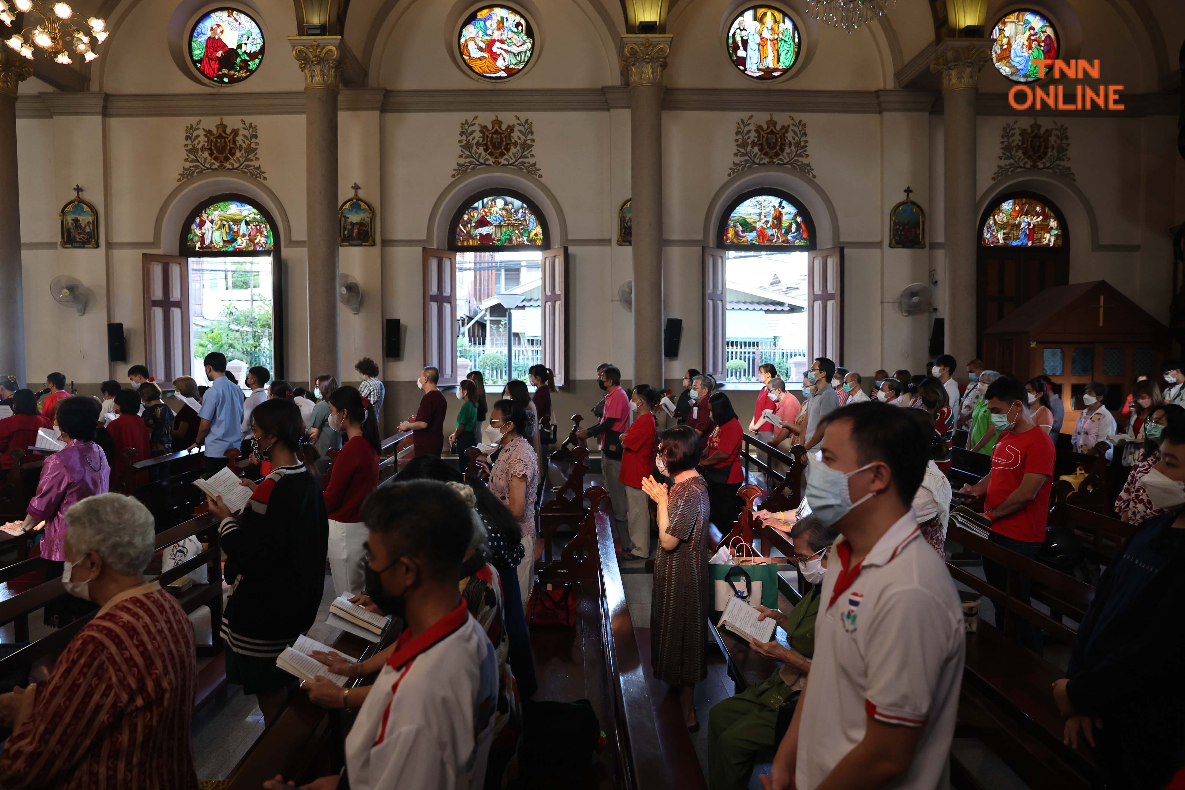 สมโภชพระคริสตสมภพ ชาวคริสต์ประกอบพิธีมิสซาในวันคริสต์มาส สมโภชพระคริสตสมภพ ชาวคริสต์ประกอบพิธีมิสซาในวันคริสต์มาส