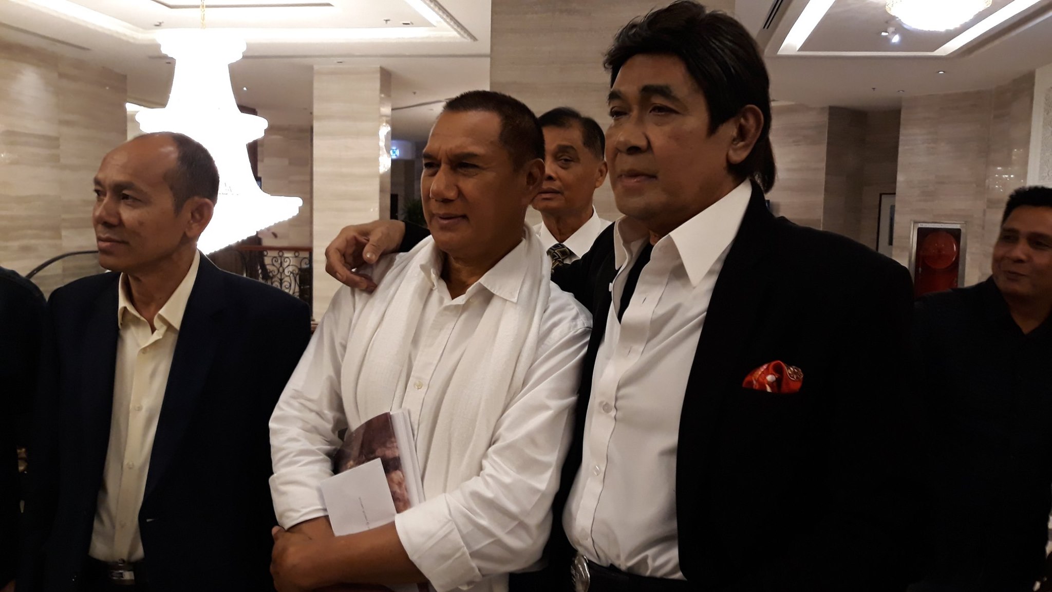 กรุง ศรีวิไล ส่งกำลังใจ สรพงษ์ รับห่วงเพื่อนสนิท ไม่เชื่อว่าจะป่วยทั้งที่แข็งแรง