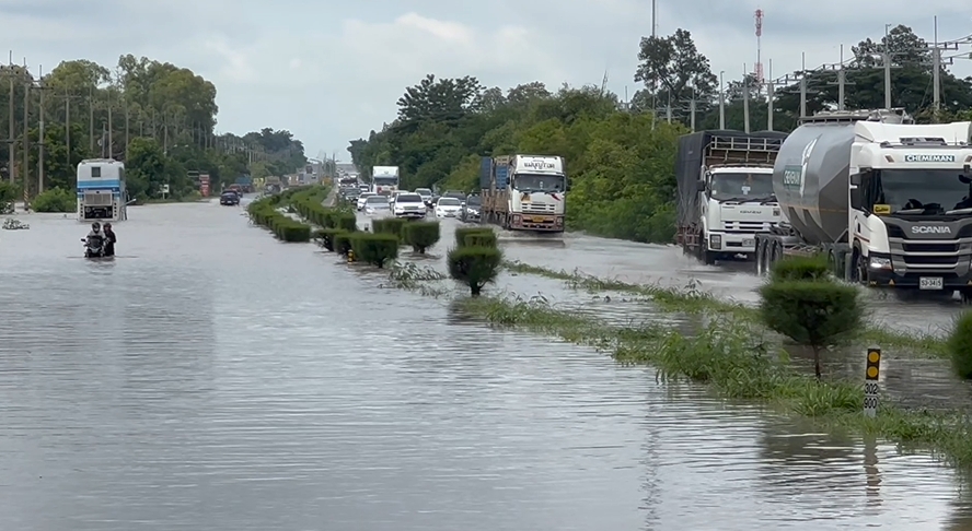 ถ.มิตรภาพ จมน้ำ! หลังเจอฝนตกหนัก รถทัวร์-รถบรรทุก เสียหายหลายคัน 