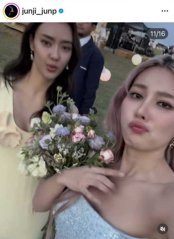 ชีเสิร์ฟ ของแทร่! มาริโอ้ เห็นกับตา จันจิ รับช่อดอกไม้งานแต่ง เจมส์จิ-โฟม ได้.. อีกแล้ว! ชีเสิร์ฟ ของแทร่! มาริโอ้ เห็นกับตา จันจิ รับช่อดอกไม้งานแต่ง เจมส์จิ-โฟม ได้.. อีกแล้ว!