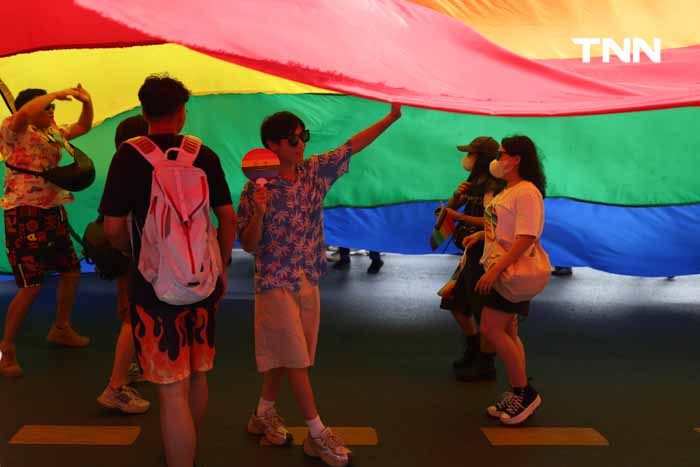 พาเหรด PrideMonth ยิ่งใหญ่ โบกธงสีรุ้งยาวที่สุดในประเทศไทยกว่า 200 เมตร