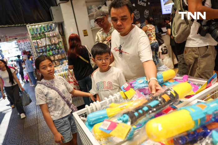 ตลาดสำเพ็งคึกคัก ปชช. ซื้อปืนฉีดน้ำต้อนรับเทศกาลสงกรานต์ ตลาดสำเพ็งคึกคัก ปชช. ซื้อปืนฉีดน้ำต้อนรับเทศกาลสงกรานต์