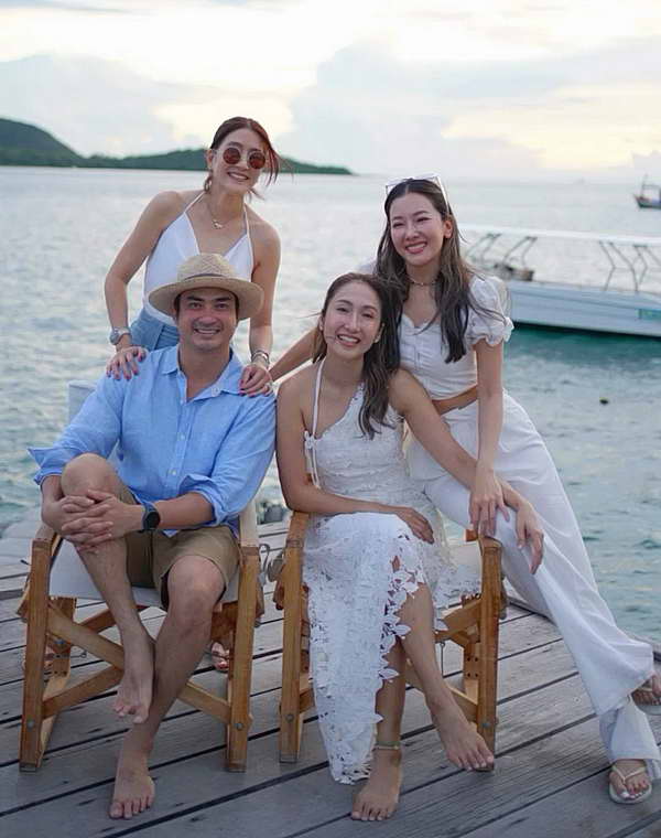 ปูไข่ พงษ์สิรี-เจี๊ยบ ชมพูนุช จัดงานแต่งเรียบง่ายริมทะเล แต่โรแมนติกสุดๆ ปูไข่ พงษ์สิรี-เจี๊ยบ ชมพูนุช จัดงานแต่งเรียบง่ายริมทะเล แต่โรแมนติกสุดๆ