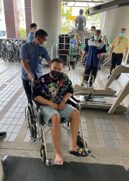 ส่งกำลังใจให้ “ดีเจภูมิ” หลังโพสต์คลิปนั่งวีลแชร์ (มีคลิป) ส่งกำลังใจให้ “ดีเจภูมิ” หลังโพสต์คลิปนั่งวีลแชร์ (มีคลิป)