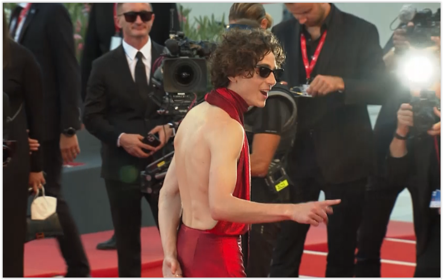 “Timothée Chalamet”  Hot สุด ! เปลือยหลัง เดินพรมแดงเวนิส    