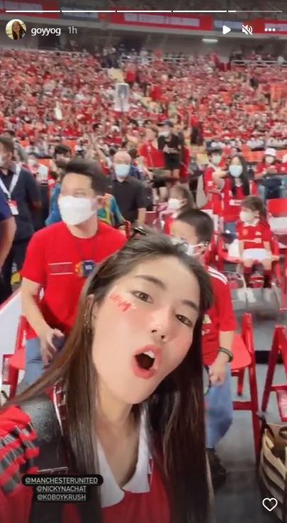 เหล่าคนดังคึกคัก เกาะติดขอบสนาม เชียร์ศึกแดงเดือด แมนยู-ลิเวอร์พูล