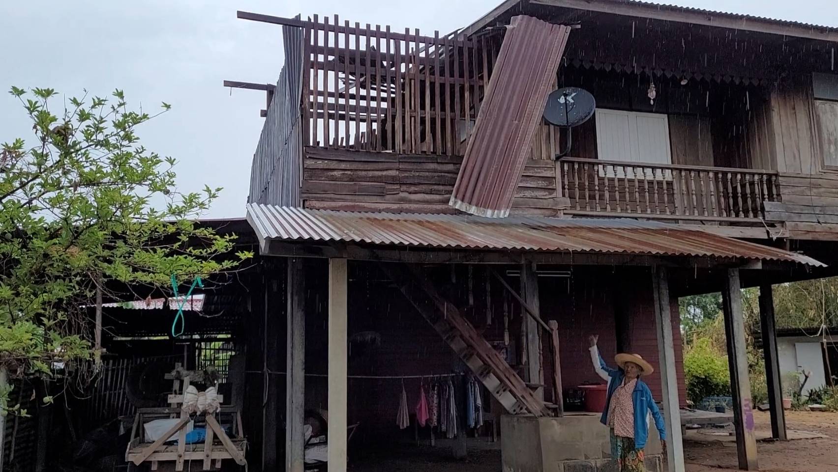 พายุฤดูร้อน พัดถล่มโคราช! บ้างพังหลายหลัง-เสาวิทยุสูงกว่า 60 เมตรหักโค่นเสียหาย