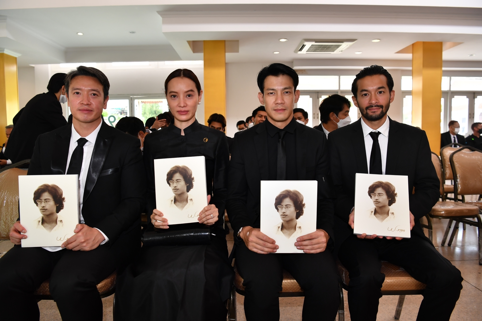 อ๊อฟ -นก นำลูกศิษย์สัมภาษณ์ไว้อาลัย หม่อมน้อย เป็นครั้งสุดท้ายก่อนเริ่มพิธีพระราชทานเพลิงศพ อ๊อฟ -นก นำลูกศิษย์สัมภาษณ์ไว้อาลัย หม่อมน้อย เป็นครั้งสุดท้ายก่อนเริ่มพิธีพระราชทานเพลิงศพ