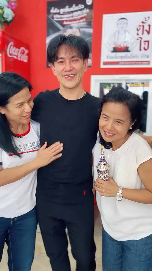 ต๊ะ บอยสเก๊าท์ หลั่งน้ำตา! วันที่ต้องคืนอัฐิ โจ ธเนศ ให้ครอบครัว หลังเก็บดูแลเองไว้ 7ปี ต๊ะ บอยสเก๊าท์ หลั่งน้ำตา! วันที่ต้องคืนอัฐิ โจ ธเนศ ให้ครอบครัว หลังเก็บดูแลเองไว้ 7ปี