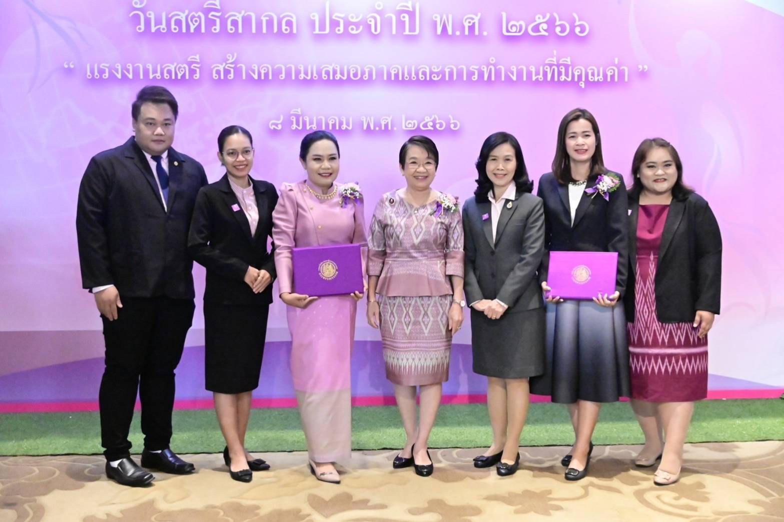 บุคลากร CPF เป็น 1 ใน 32 สตรีทำงานดีเด่น จากทั่วประเทศ รับโล่จาก รมว.แรงงาน บุคลากร CPF เป็น 1 ใน 32 สตรีทำงานดีเด่น จากทั่วประเทศ รับโล่จาก รมว.แรงงาน