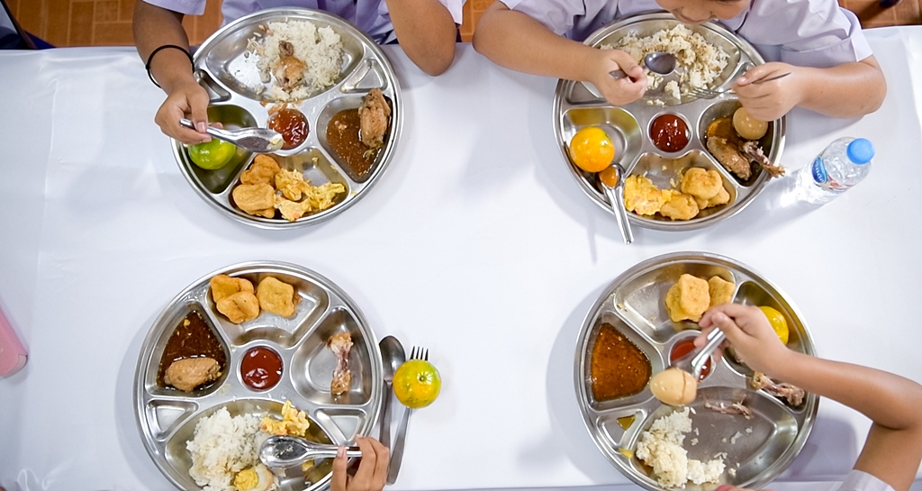 มูลนิธิเจริญโภคภัณฑ์พัฒนาชีวิตชนบท เครือ CP-CPF ส่งมอบโครงการเลี้ยงไก่ไข่เพื่ออาหารกลางวันนักเรียน