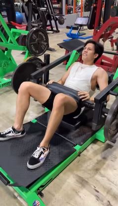 แบงค์ ธิติ โดนแซวท่าออกกำลังกายหนัก! เพราะอยากมีก้นกลม (มีคลิป)