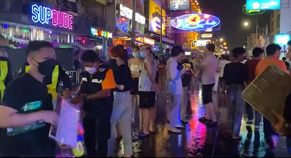 สงกรานต์ 2565 ประมวลภาพยามค่ำคืน ถนนข้าวสาร นทท.เพียบ! สงกรานต์ 2565 ประมวลภาพยามค่ำคืน ถนนข้าวสาร นทท.เพียบ!