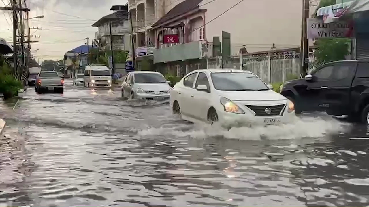 ฝนถล่มฉะเชิงเทรา! น้ำท่วมขังรอการระบาย ฝนถล่มฉะเชิงเทรา! น้ำท่วมขังรอการระบาย