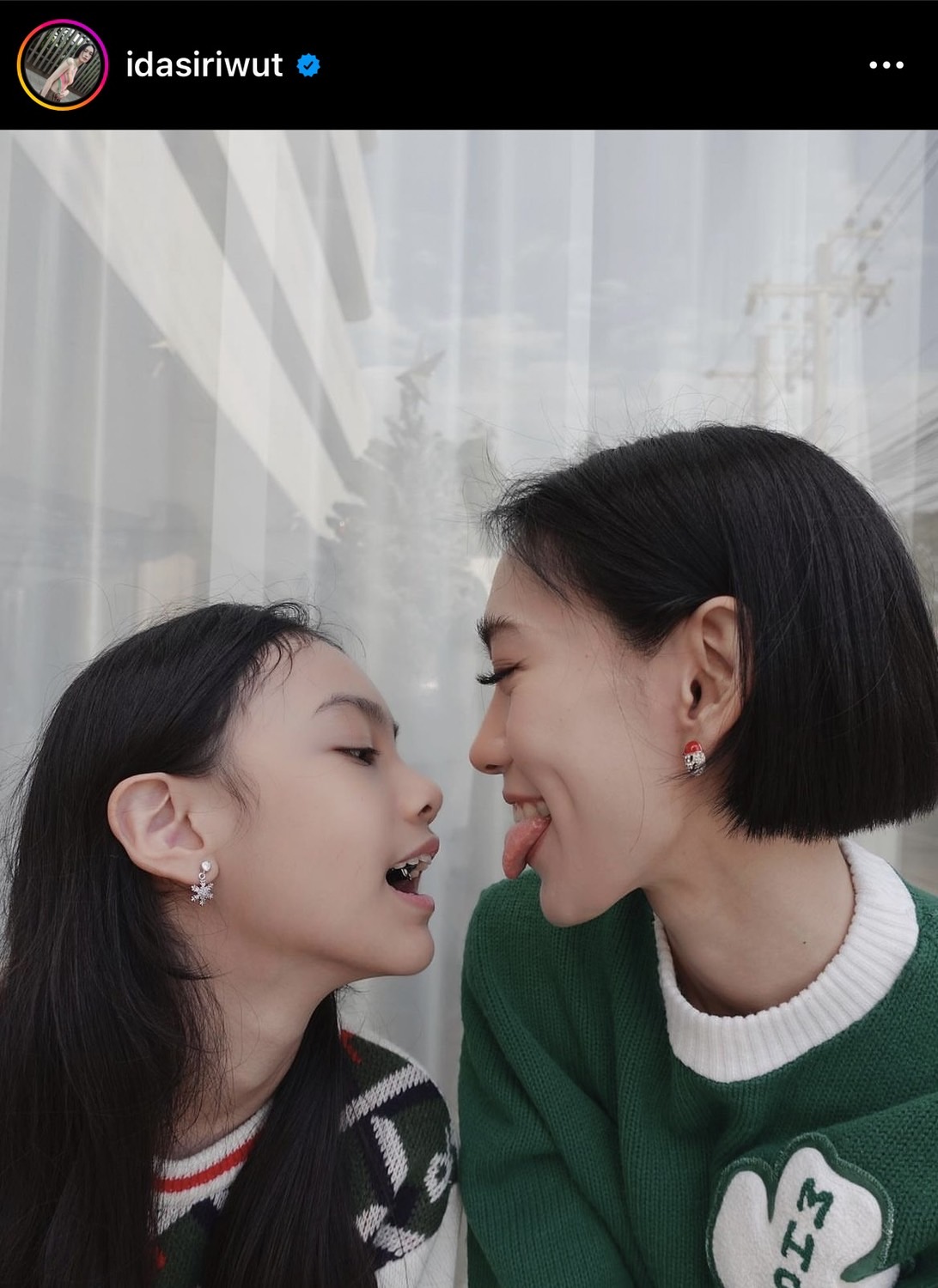 โมเมนต์ความสุข แอมมี่ the bottom blue ร่วมเฟรม ไอด้า ไอรดา หลังเชียร์ลูกสาวในงานกีฬาสีโรงเรียน