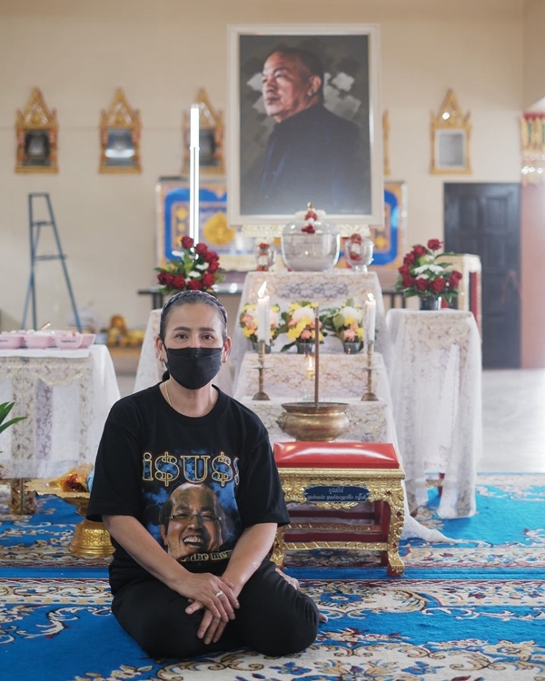แม่เอ๋ - ไอซ์ ทำบุญ 100 วัน ค่อม ชวนชื่น  เปิดขายเสื้อ นำรายได้ช่วย รพ.