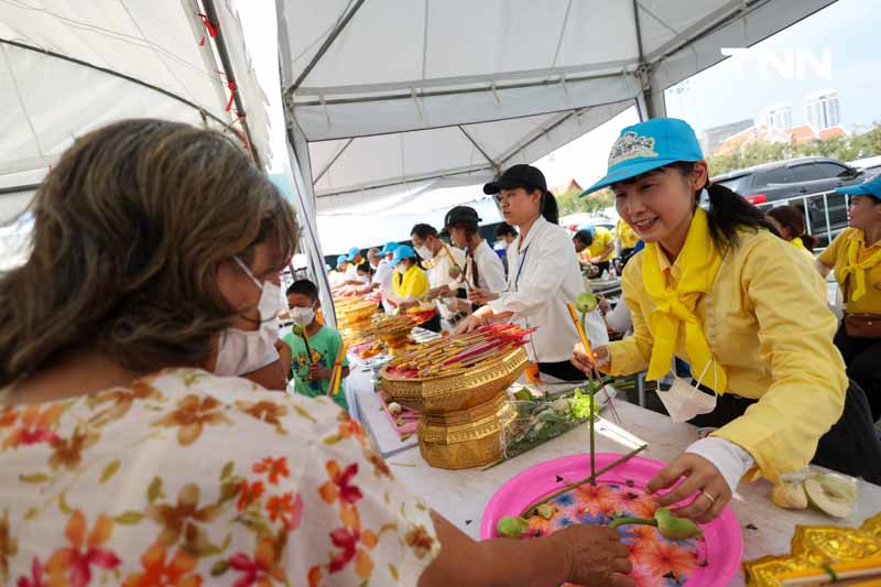 วันสุดท้ายเนืองแน่น ชาวพุทธเข้ากราบพระบรมสารีริกธาตุและพระอรหันตธาตุ วันสุดท้ายเนืองแน่น ชาวพุทธเข้ากราบพระบรมสารีริกธาตุและพระอรหันตธาตุ